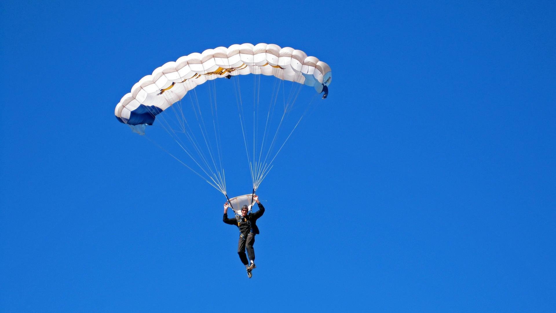 “德甲最后关键战役，冠军悬念依旧持久”，历届德甲揭幕战