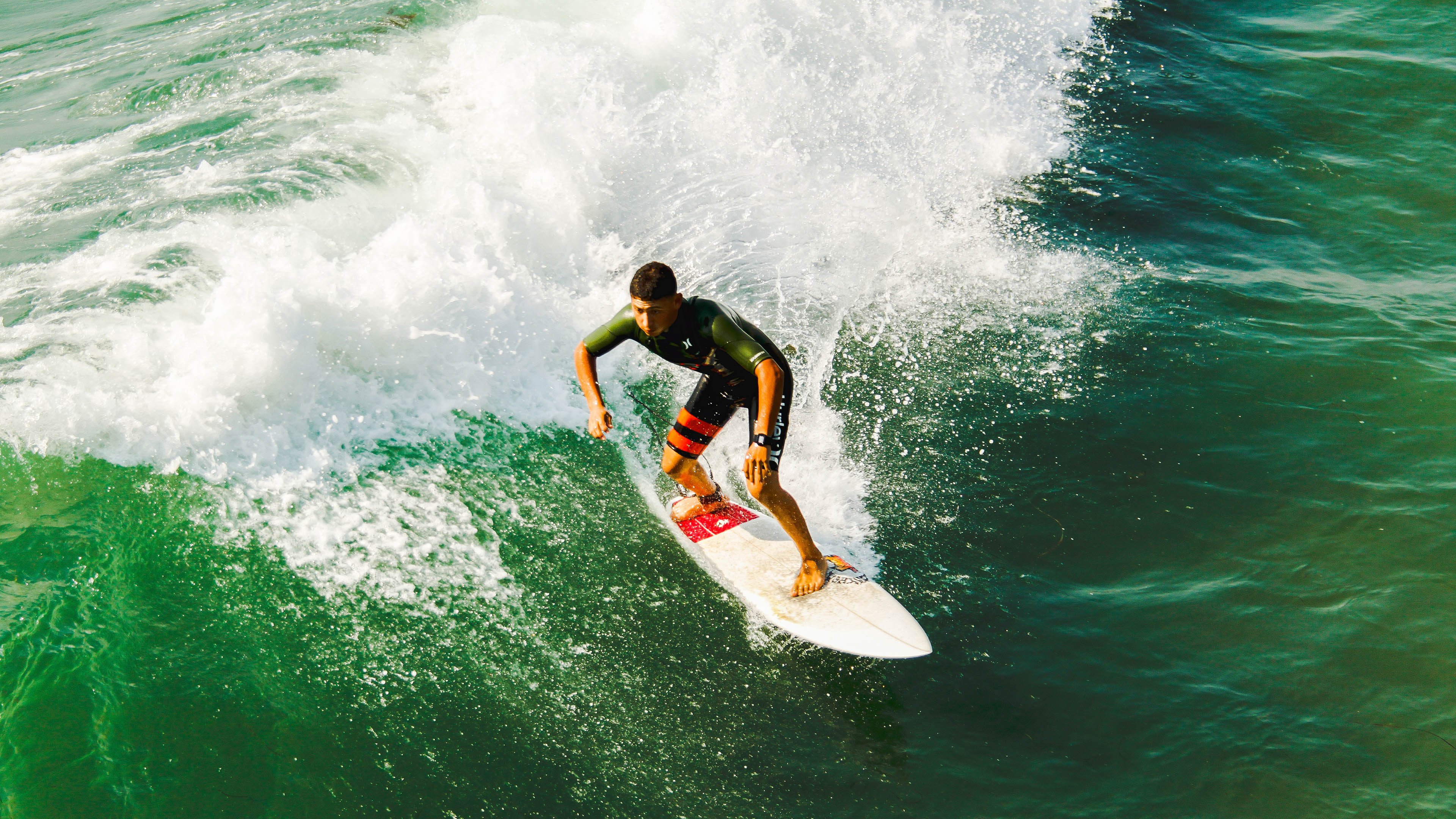 国旗足球挑战赛，弘扬爱国精神，足球场国旗